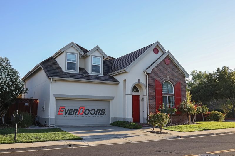 Classic white: a garage door installed by Everdoors